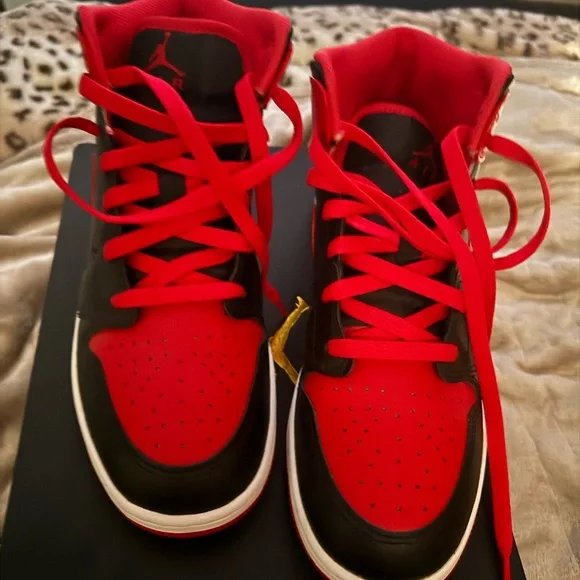 AIR JORDAN 1 MID size 7 youth worn once - Picture 5 of 10